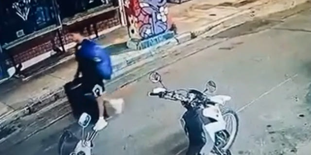 Κυψέλη: Βίντεο καταγράφει τον 26χρονο να μεταφέρει τη βαλίτσα με τη σορό της 38χρονης Βρετανίδας