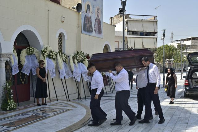 Σε κλίμα οδύνης το τελευταίο “αντίο” στον Δημήτρη Κόκοτα
