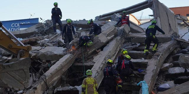 Διασώστες ψάχνουν για επιζώντες στα συντρίμμια, μετά τον σεισμό στην Κολομβία