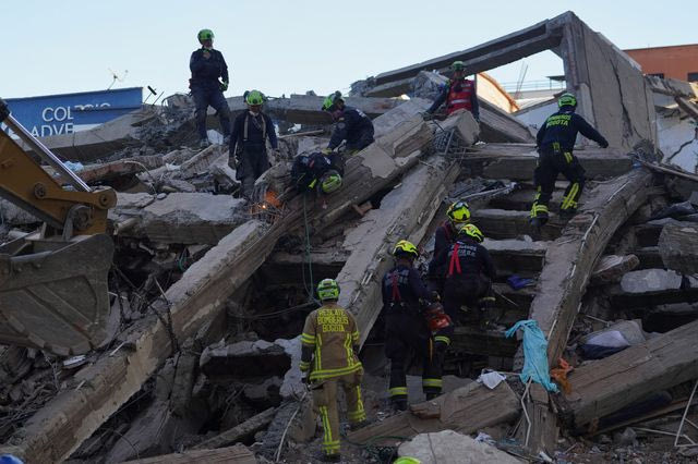 Διασώστες ψάχνουν για επιζώντες στα συντρίμμια, μετά τον σεισμό στην Κολομβία