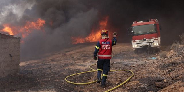 Εικόνες από το μέτωπο της φωτιάς στον Κουβαρά