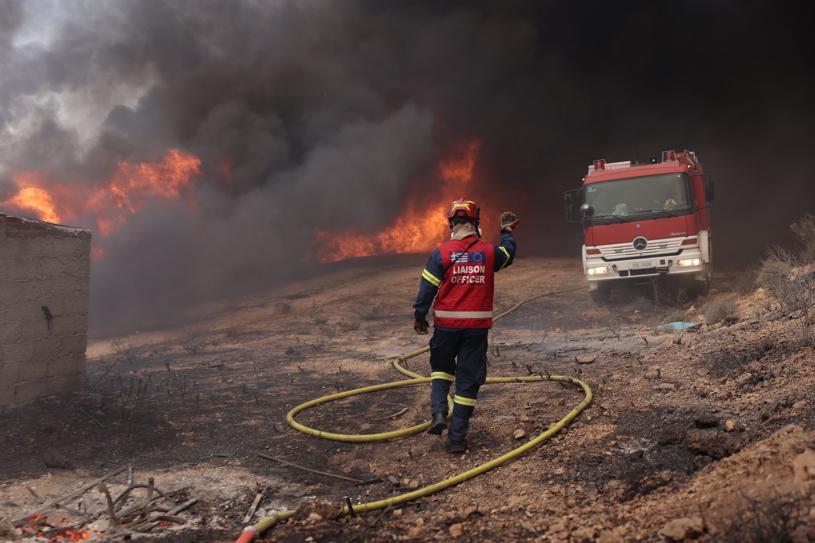 Φωτιά στον Κουβαρά: Βελτιωμένη εικόνα, σε επιφυλακή η Πυροσβεστική – Κάηκε ολοσχερώς πτηνοτροφική μονάδα