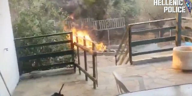 Φωτιά στον Κουβαρά: Η δραματική διάσωση ηλικιωμένης από άνδρες της ΕΛ.ΑΣ – Βίντεο