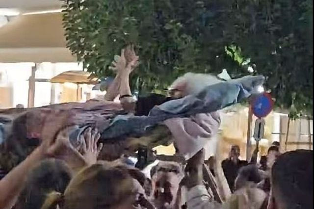 Κρήτη: Σήκωσαν ηλικιωμένη στον αέρα με την ξαπλώστρα για να μη χάσει το γλέντι – Βίντεο