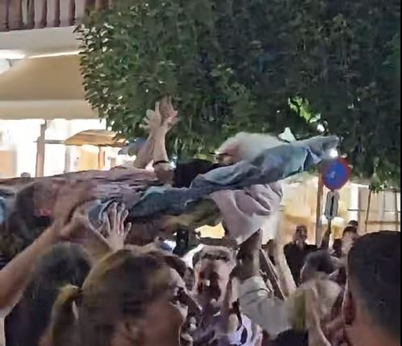 Κρήτη: Σήκωσαν ηλικιωμένη στον αέρα με την ξαπλώστρα για να μη χάσει το γλέντι – Βίντεο