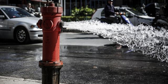 Πρέβεζα: Συνελήφθη άνδρας που έκλεψε νερό από πυροσβεστικό κρουνό