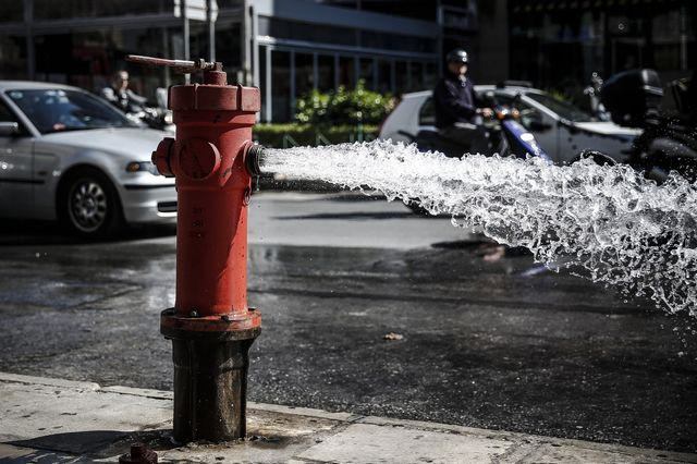 Πρέβεζα: Συνελήφθη άνδρας που έκλεψε νερό από πυροσβεστικό κρουνό