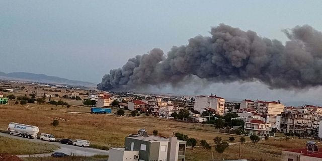Μεγάλη φωτιά σε εργοστάσιο στη Λάρισα – Σύννεφο μαύρου καπνού πάνω από την πόλη