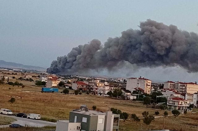 Μεγάλη φωτιά σε εργοστάσιο στη Λάρισα – Σύννεφο μαύρου καπνού πάνω από την πόλη