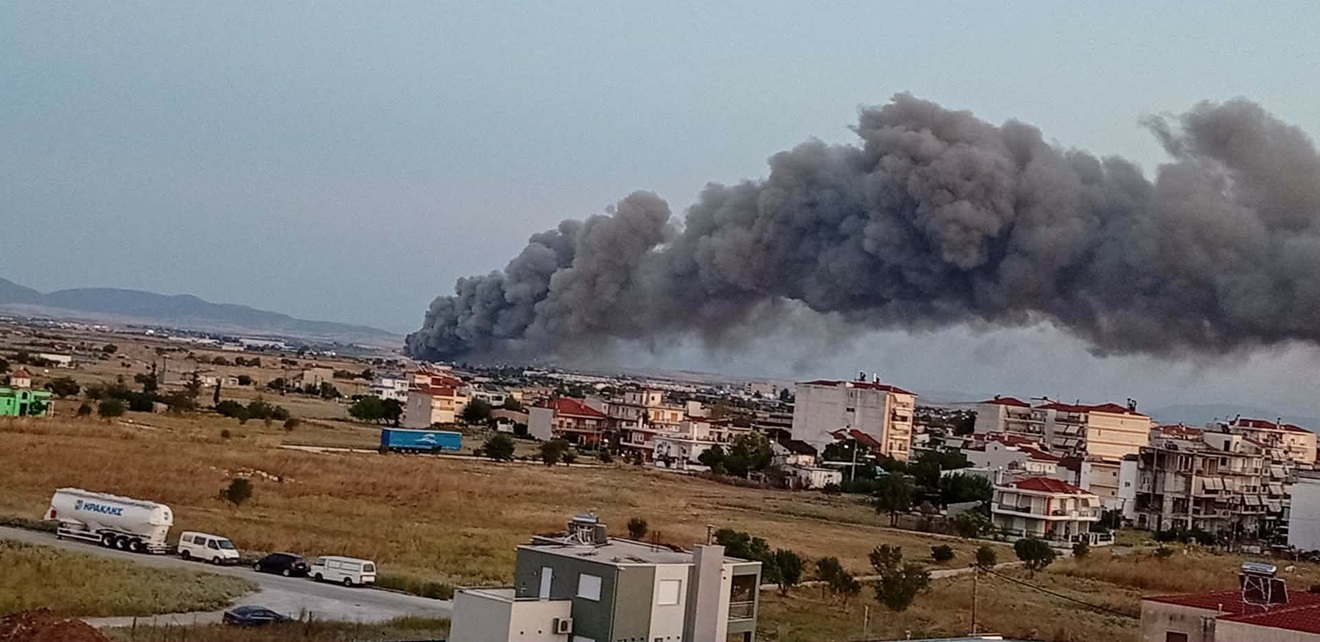 Μεγάλη φωτιά σε εργοστάσιο στη Λάρισα – Σύννεφο μαύρου καπνού πάνω από την πόλη