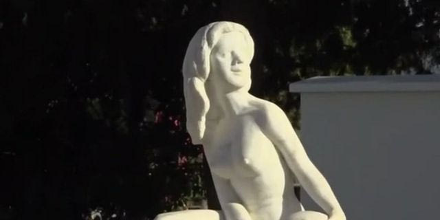 Λαύριο: Αντιδράσεις για το νέο γλυπτό κοντά στη “Γυναίκα της Μακρονήσου”