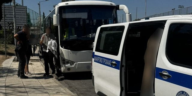 Βίντεο: Οδηγός τουριστικού λεωφορείου έκανε αναστροφή στη Λ. Αθηνών – Σουνίου