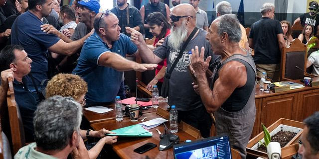 Οργή των κτηνοτρόφων της Λέσβου για τον αφθώδη πυρετό – Ένταση στο περιφερειακό συμβούλιο