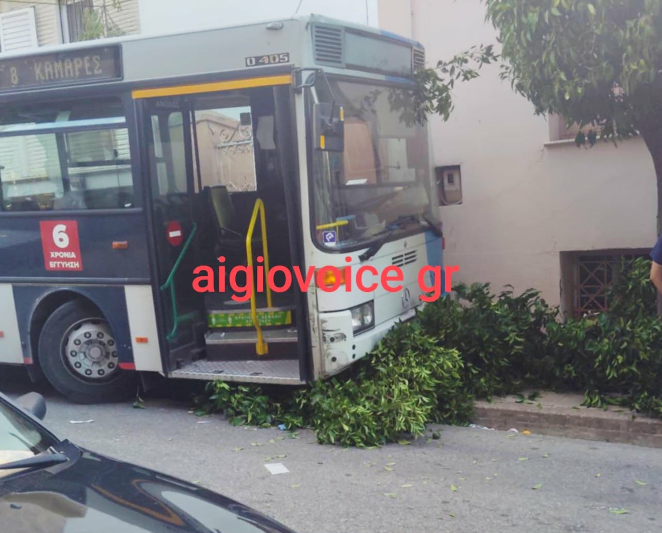 Αίγιο: Νεκρός οδηγός λεωφορείου μετά από ανακοπή – Το όχημα προσέκρουσε σε σταθμευμένα ΙΧ