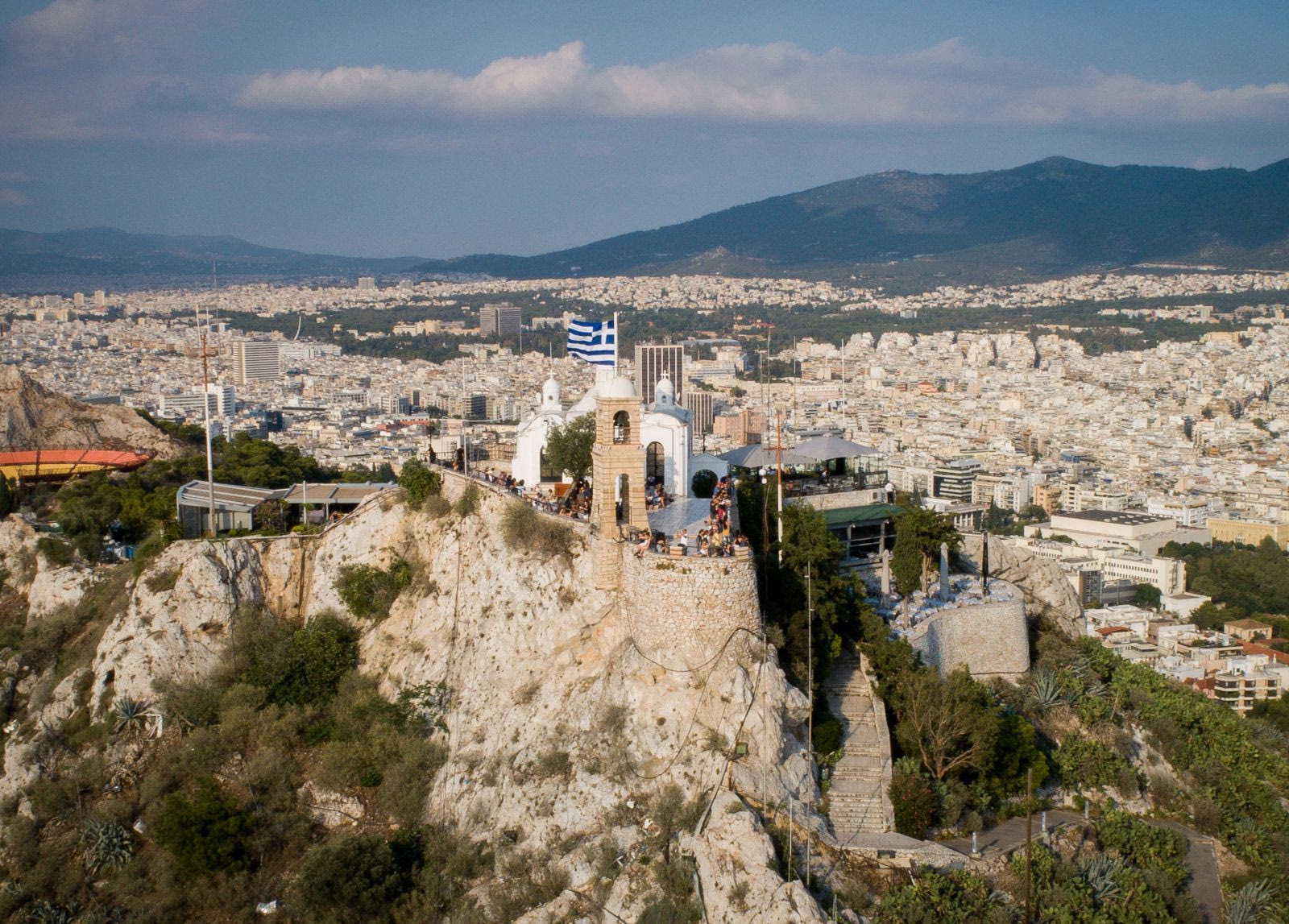 Θρίλερ στον Λυκαβηττό – Εντοπίστηκε σορός σε σπηλιά, κοντά στους Αγίους Ισιδώρους