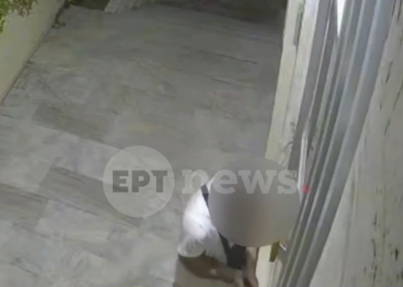 Βίντεο – ντοκουμέντο: Διαρρήκτης παραβιάζει πόρτα με κατσαβίδι στην Άνω Γλυφάδα