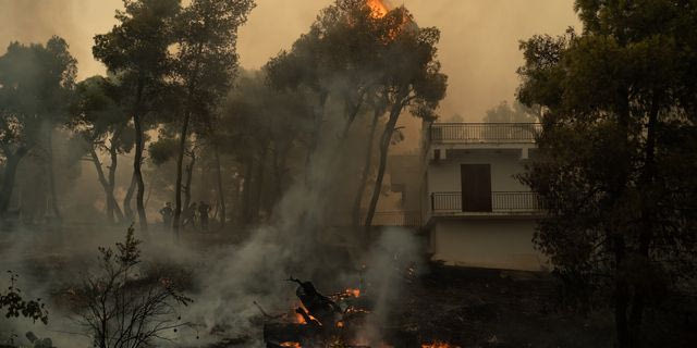 Η συγκλονιστική μάχη των πυροσβεστών στη Λούμπα – Πώς έσωσαν τον οικισμό