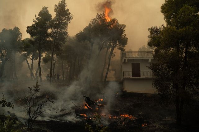 Η συγκλονιστική μάχη των πυροσβεστών στη Λούμπα – Πώς έσωσαν τον οικισμό