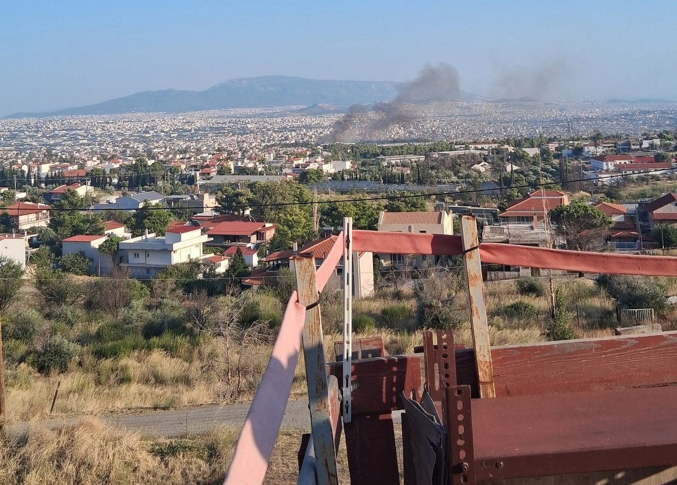 Μενίδι: Πυρκαγιά κοντά στο στρατόπεδο Καποτά – Μήνυμα του 112