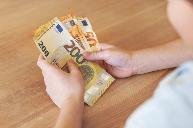 Ο φόβος για πολέμους, πυρκαγιές και blackout επαναφέρει τα “μετρητά στο στρώμα”
