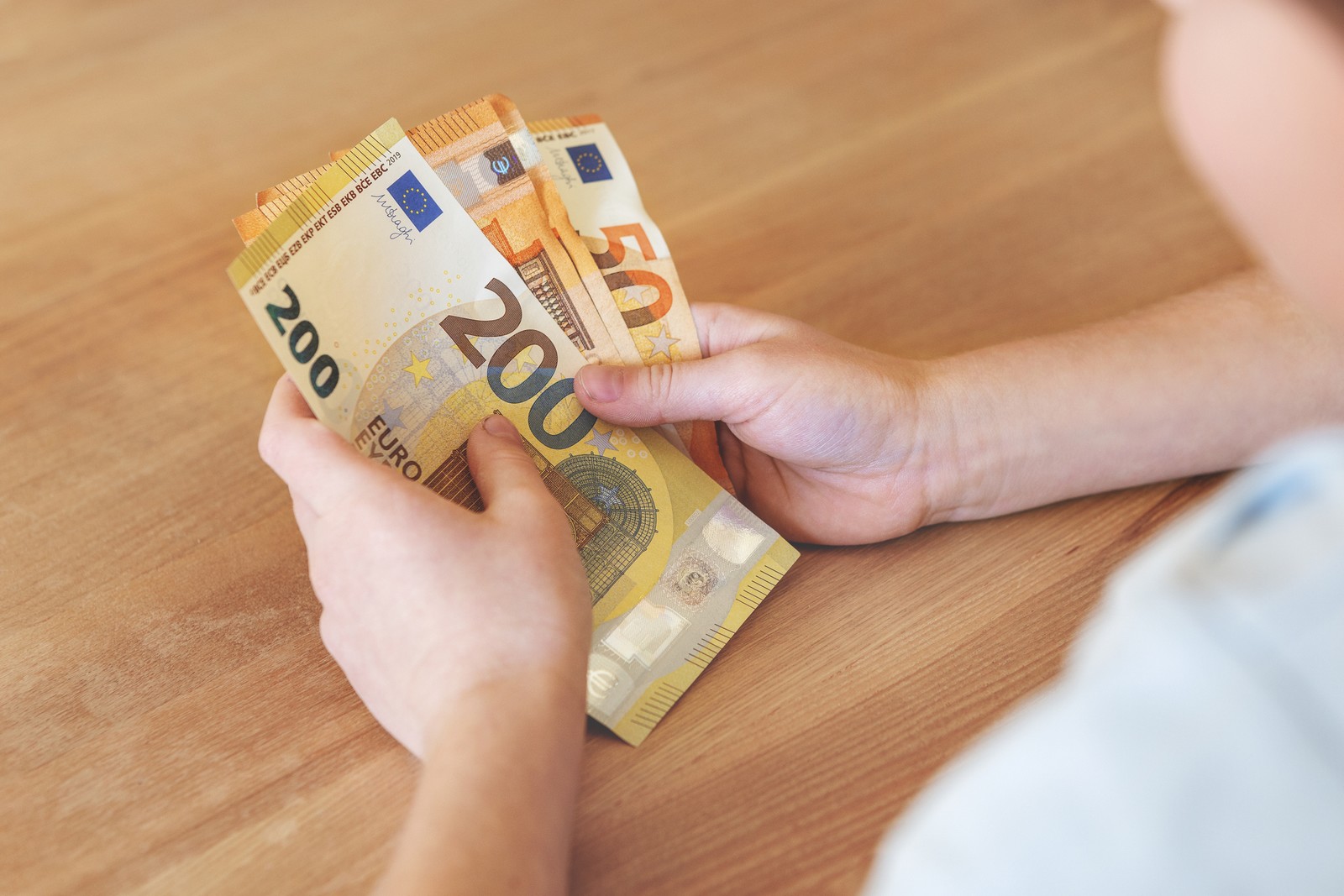 Ο φόβος για πολέμους, πυρκαγιές και blackout επαναφέρει τα “μετρητά στο στρώμα”