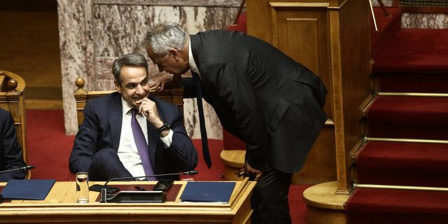 Περιοδείες με το δεξί: 42 υπουργοί και ο Βορίδης