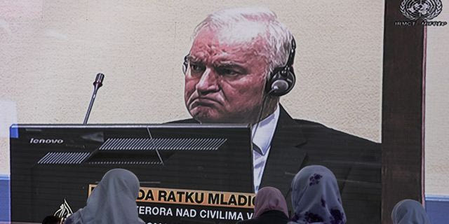 Γυναίκες από την Σρεμπρένιτσα παρακολουθούν τη δίκη του Μλάντιτς