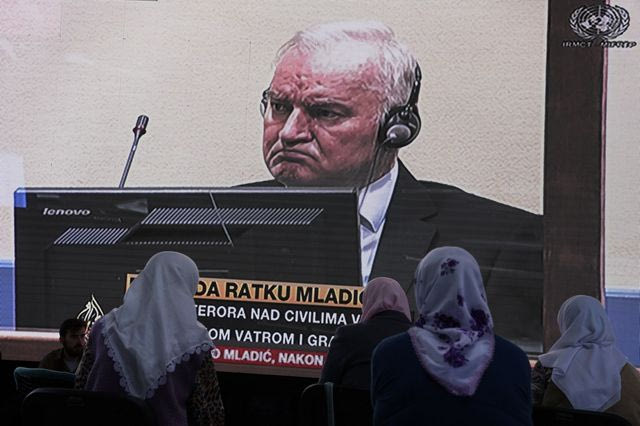 Γυναίκες από την Σρεμπρένιτσα παρακολουθούν τη δίκη του Μλάντιτς