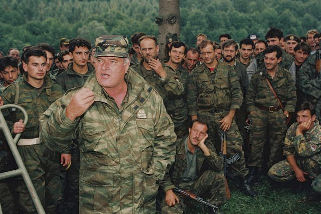Πέθανε ο Ράτκο Μλάντιτς, ο “χασάπης της Βοσνίας”
