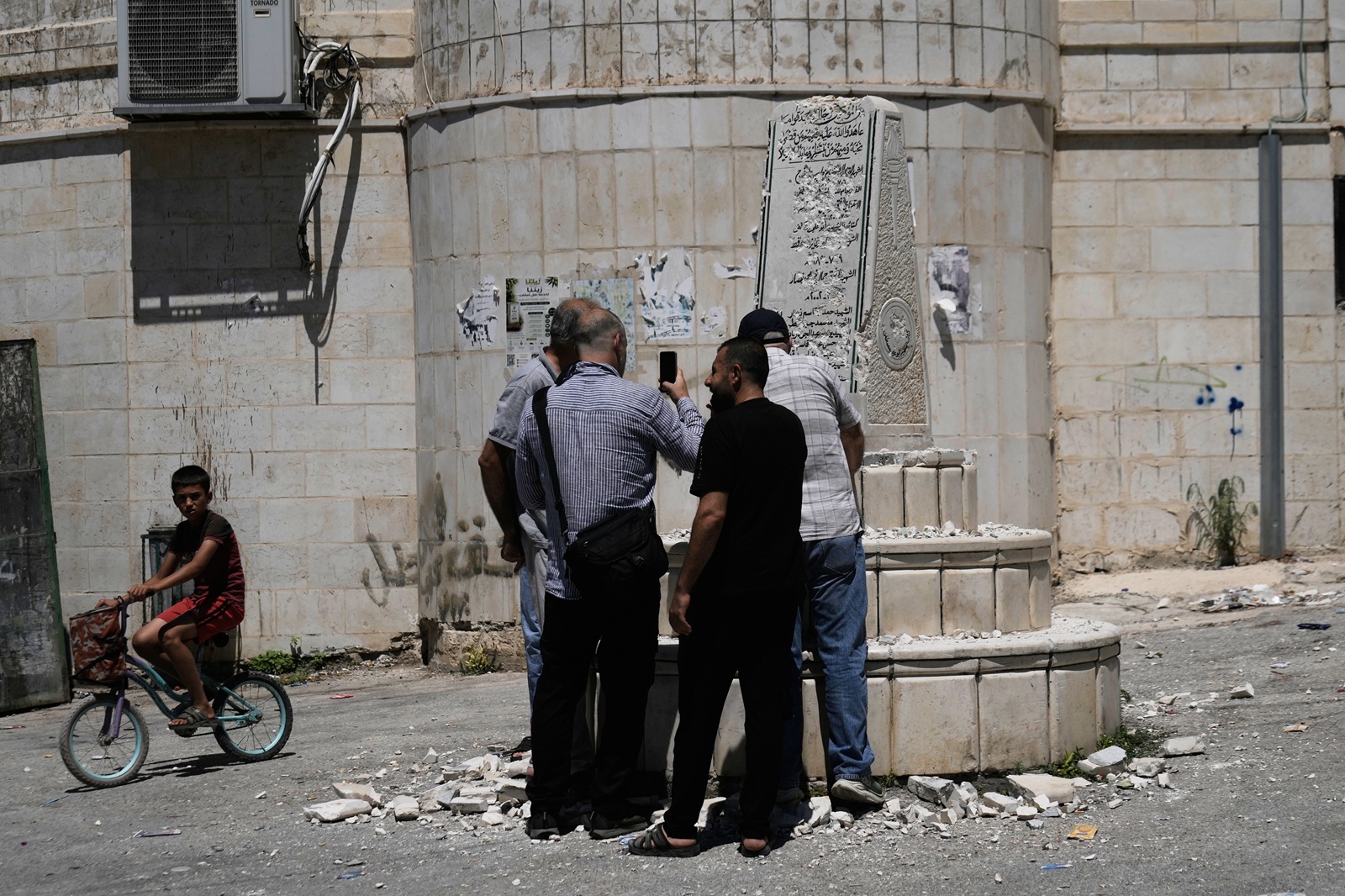 Ισραηλινός βουλευτής προσπάθησε να καταστρέψει παλαιστινιακό μνημείο στη Δυτική Όχθη
