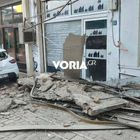 Θεσσαλονίκη: Μπαλκόνι ”προσγειώθηκε” σε ΙΧ στο κέντρο της πόλης