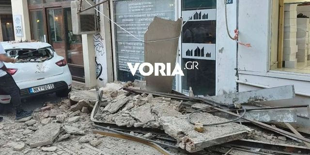 Θεσσαλονίκη: Μπαλκόνι ”προσγειώθηκε” σε ΙΧ στο κέντρο της πόλης