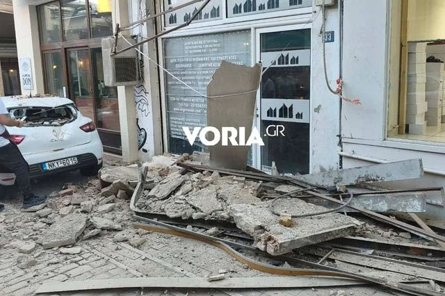 Θεσσαλονίκη: Μπαλκόνι ”προσγειώθηκε” σε ΙΧ στο κέντρο της πόλης