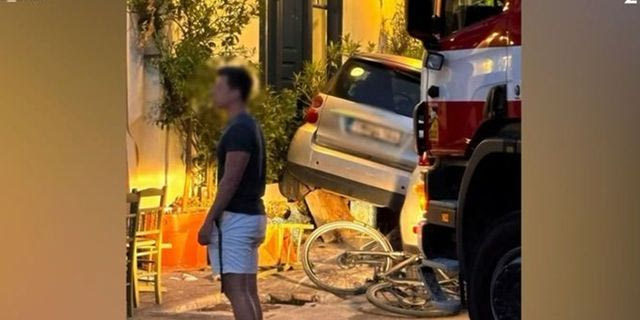 Αναστάτωση στη Νέα Ερυθραία: ΙΧ έπεσε σε τραπεζοκαθίσματα