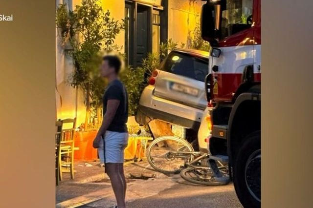 Αναστάτωση στη Νέα Ερυθραία: ΙΧ έπεσε σε τραπεζοκαθίσματα