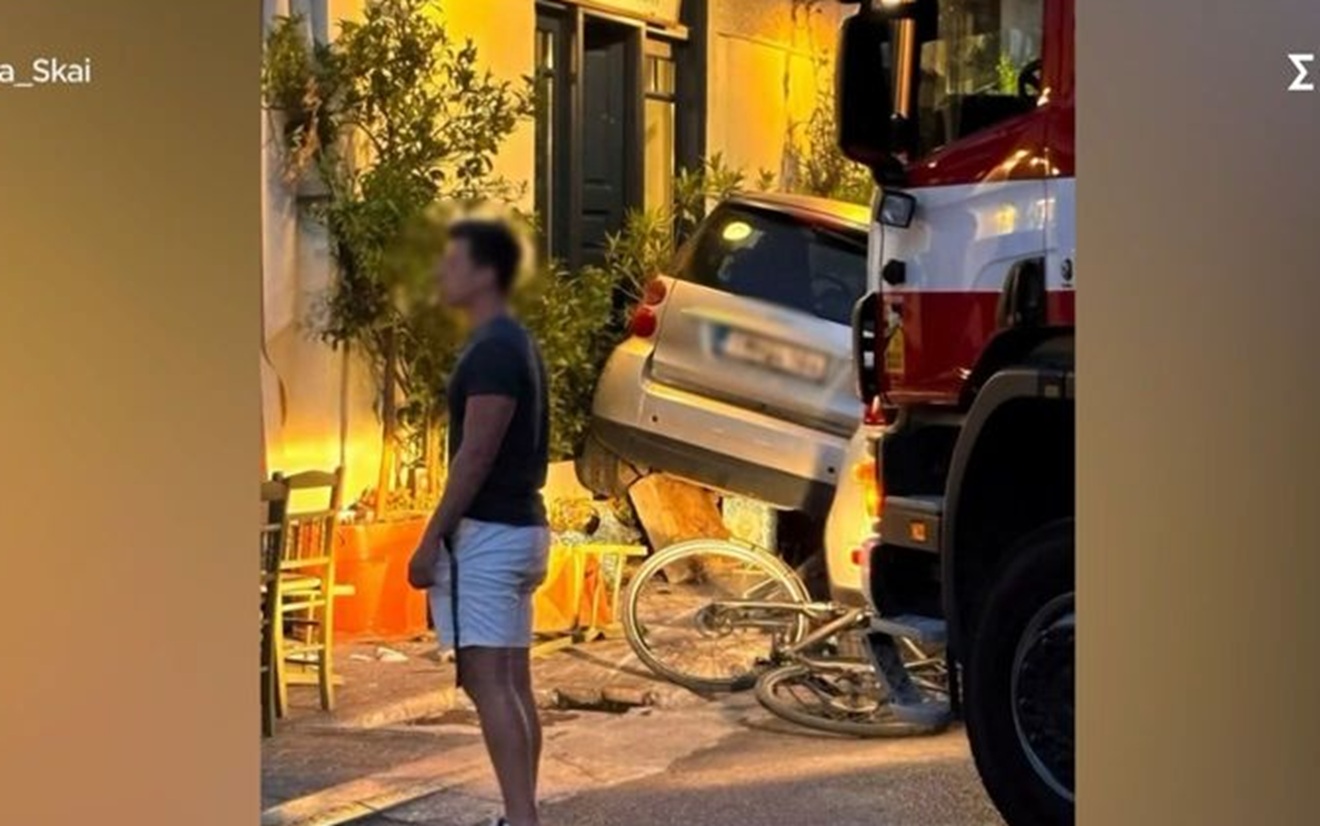 Αναστάτωση στη Νέα Ερυθραία: ΙΧ έπεσε σε τραπεζοκαθίσματα