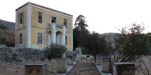 Τα νεοκλασικά της Σύρου εκπέμπουν ακόμη SOS