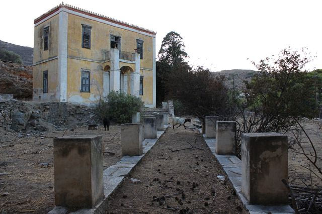 Τα νεοκλασικά της Σύρου εκπέμπουν ακόμη SOS