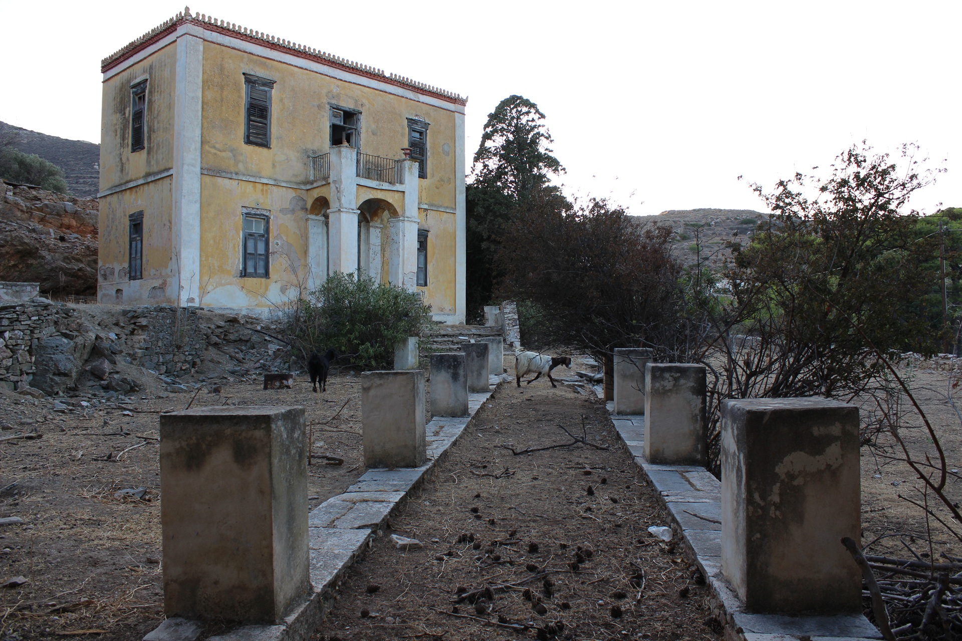 Τα νεοκλασικά της Σύρου εκπέμπουν ακόμη SOS
