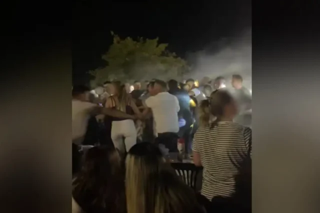 Αντίρριο: Πώς ξεκίνησε το άγριο ξύλο στο πανηγύρι – Βίντεο από τον “καρεκλοπόλεμο”