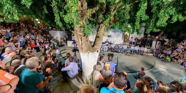 Ξύλο σε πανηγύρι στο Αντίρριο – Πέταγαν τραπέζια και καρέκλες