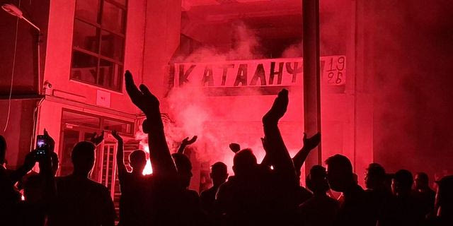 Νυχτερινή διαμαρτυρία έξω από την Τούμπα για την πώληση του Κωνσταντέλια