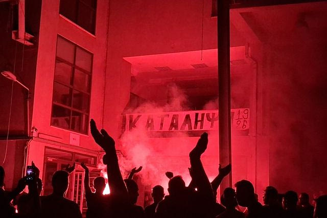 Νυχτερινή διαμαρτυρία έξω από την Τούμπα για την πώληση του Κωνσταντέλια