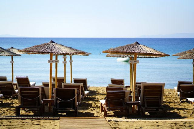 ΑΑΔΕ: 48ωρο λουκέτο και πρόστιμα σε γνωστό beach club της Πάρου