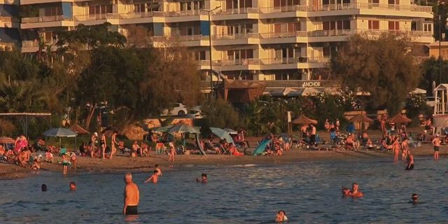 “Βούλιαξαν” οι παραλίες της Αττικής για μια ανάσα από τη ζέστη