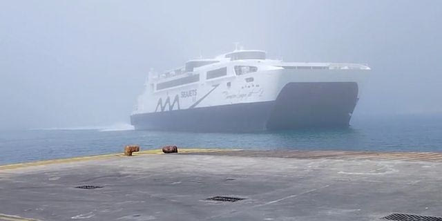 Απόκοσμο τοπίο στην Πάρο: Πλοία “πνίγηκαν” στην ομίχλη – Το φαινόμενο sea smoke