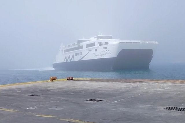 Απόκοσμο τοπίο στην Πάρο: Πλοία “πνίγηκαν” στην ομίχλη – Το φαινόμενο sea smoke