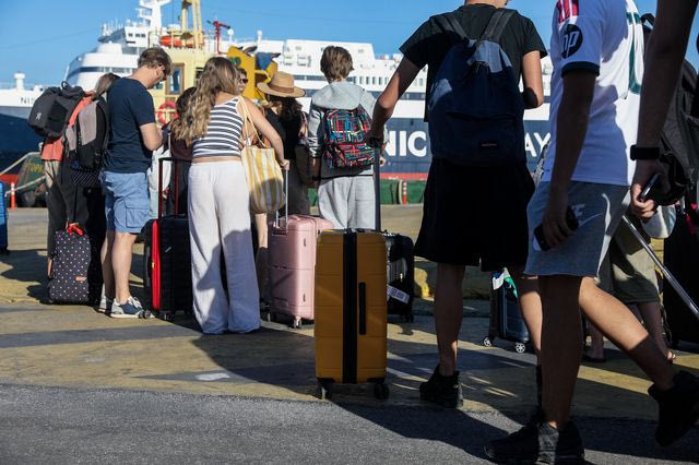 Κορυφώνεται η έξοδος των εκδρομέων από τα λιμάνια της Αττικής