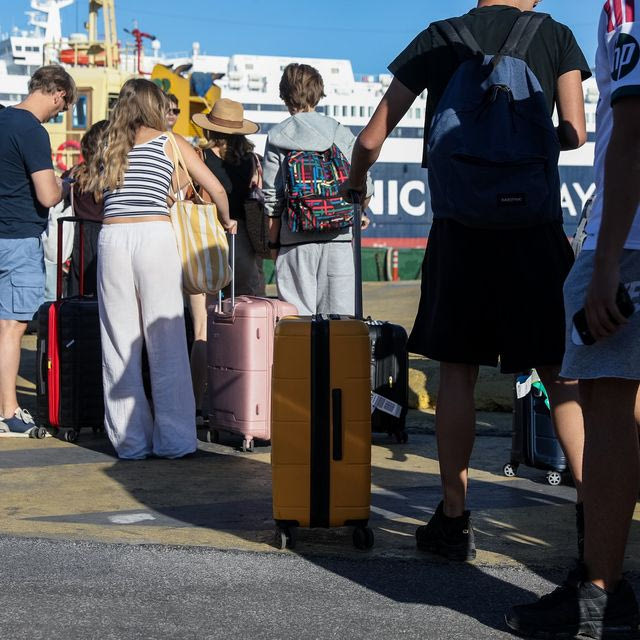 Κορυφώνεται η έξοδος των εκδρομέων από τα λιμάνια της Αττικής