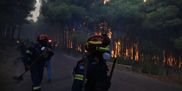 Πυροσβεστική για φωτιές στη Δυτική Αττική: ”Δεν έμειναν χωρίς τροφή και νερό οι πυροσβέστες”